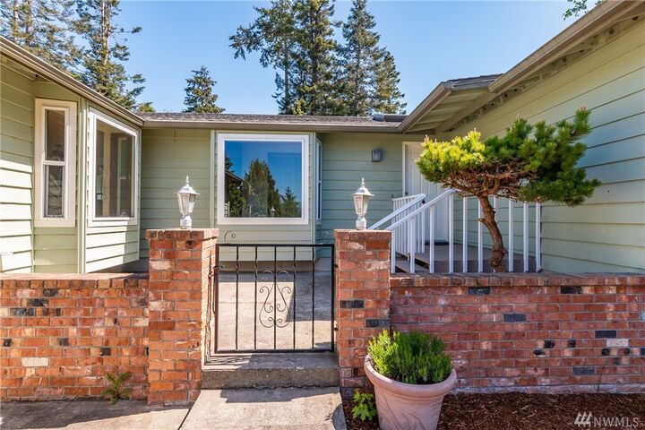 Property Photo:  94 Perry Dr  WA 98239 