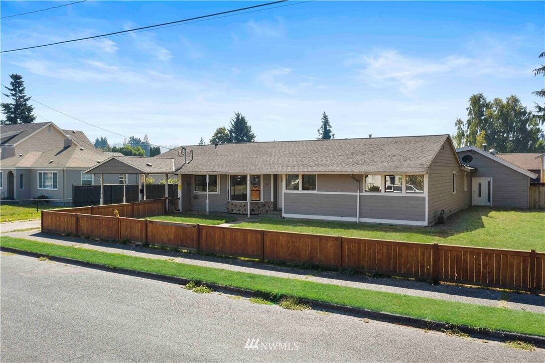 Property Photo:  922  5th Avenue SW  WA 98371 