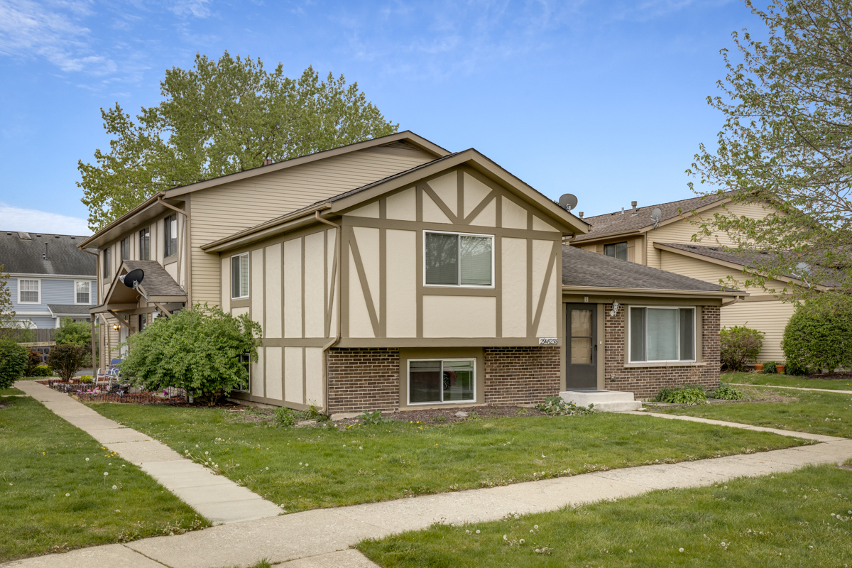 Property Photo: 29W523 Winchester Circle S 4 IL 60555