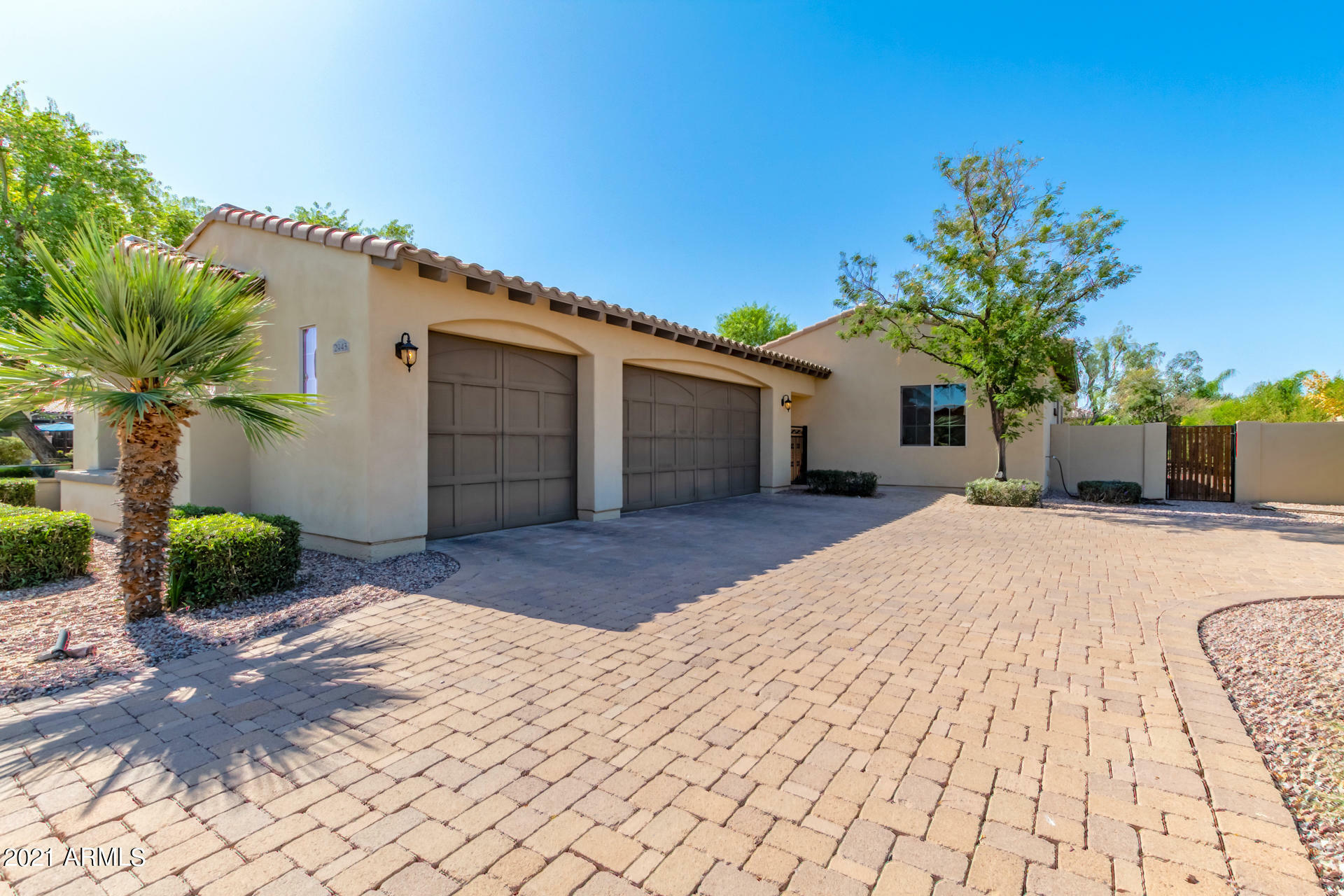 Property Photo:  2943 E Warbler Road  AZ 85297 