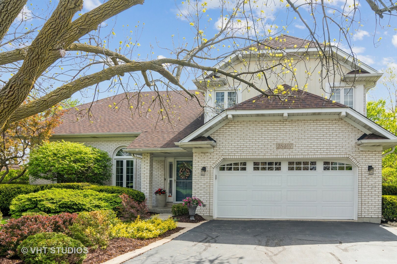 Property Photo:  2S407 Golfview Drive  IL 60137 