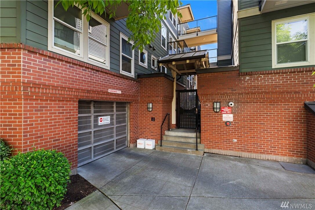Property Photo: 2101 N 55th St 308 WA 98103