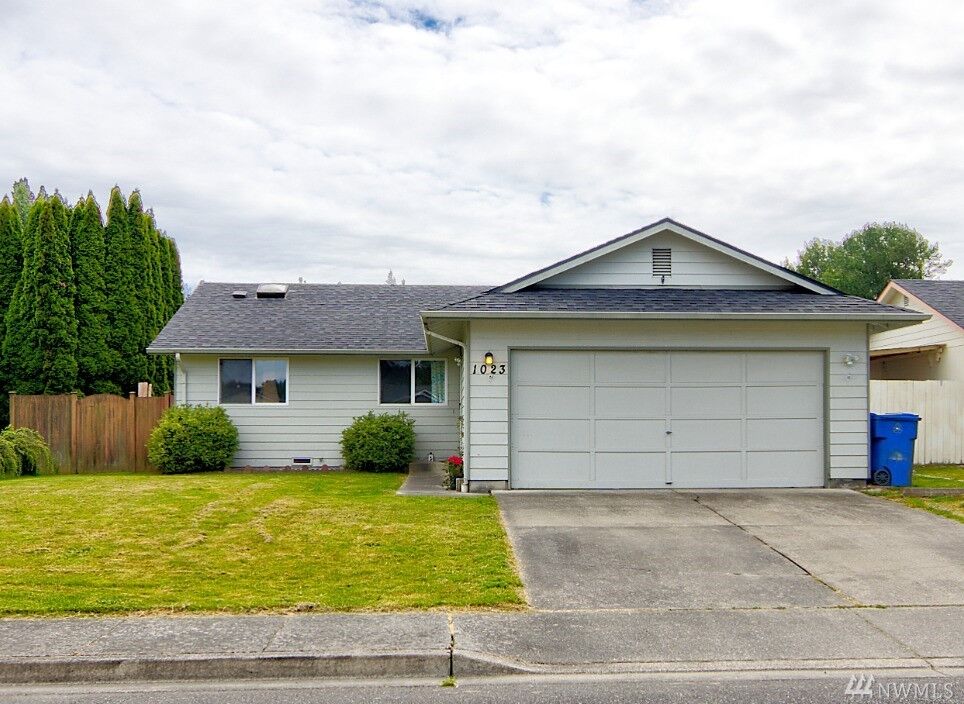 Property Photo: 1023 Vera Ct WA 98273