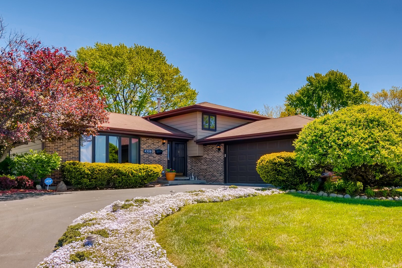 Property Photo: 4308 E Frontage Road IL 60008