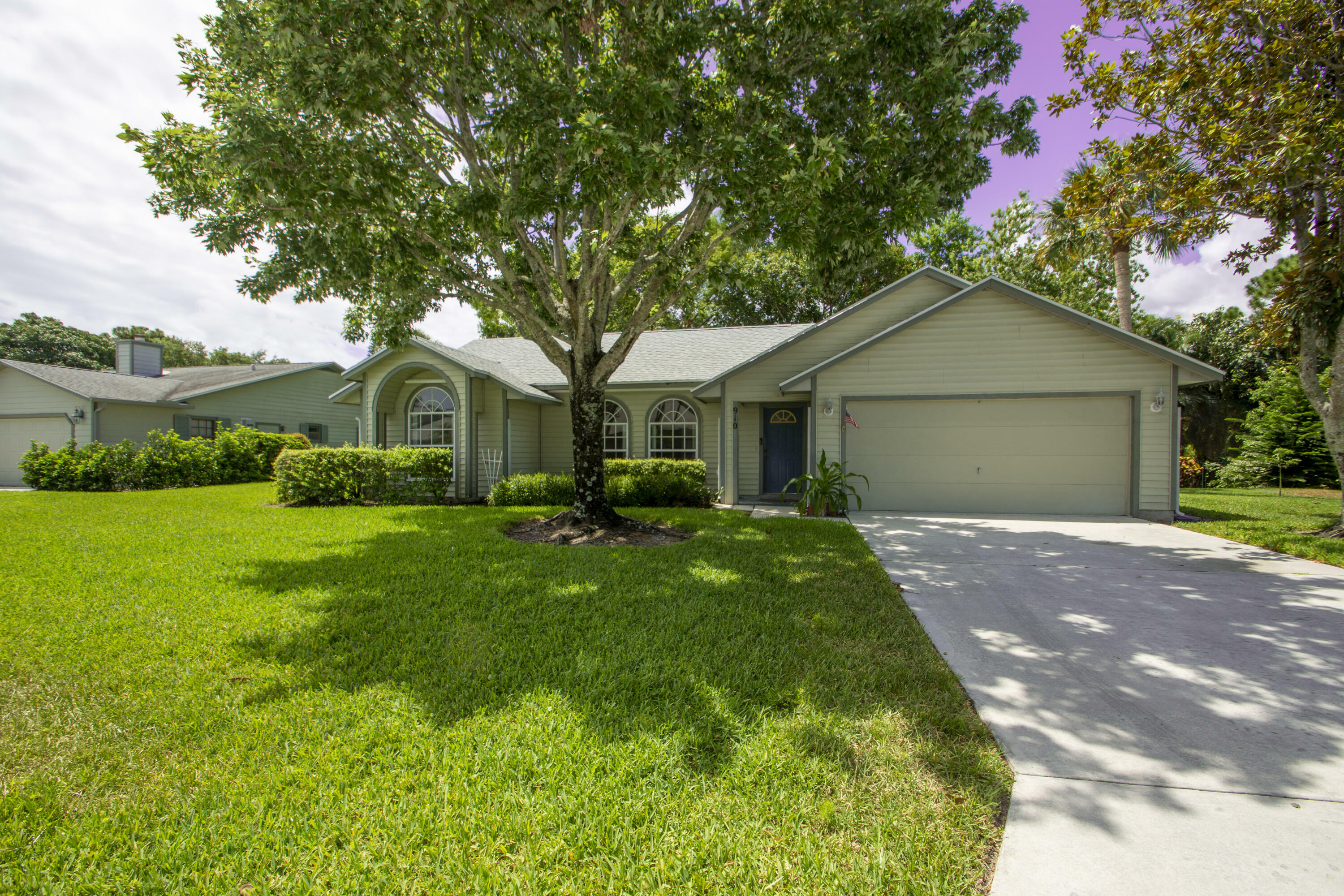 Property Photo:  910 NE Dahoon Terrace  FL 34957 