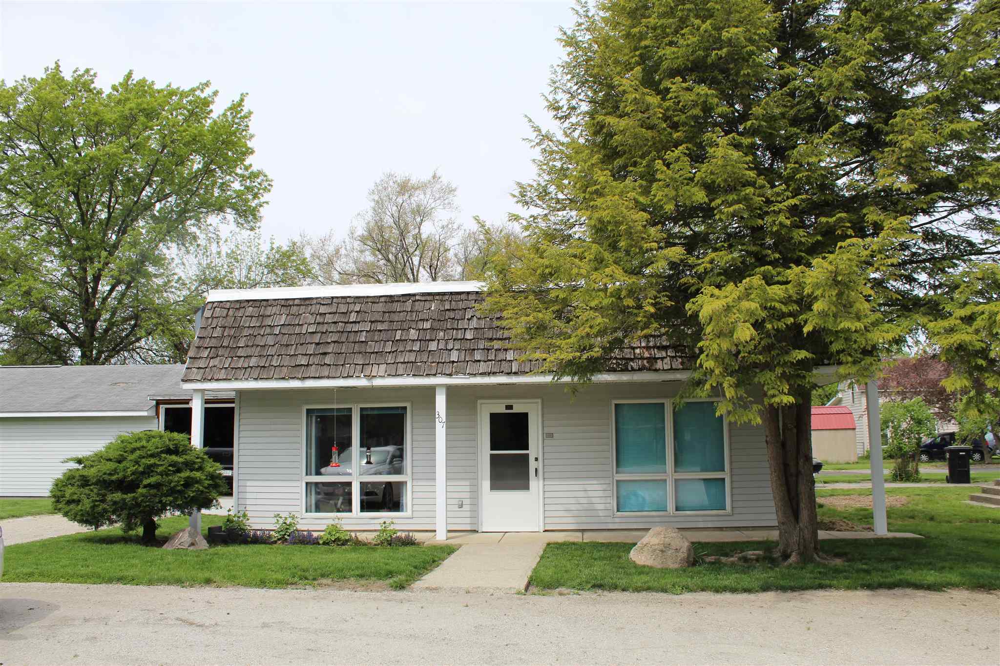 Property Photo:  920 E Chicago Street  IN 46567 