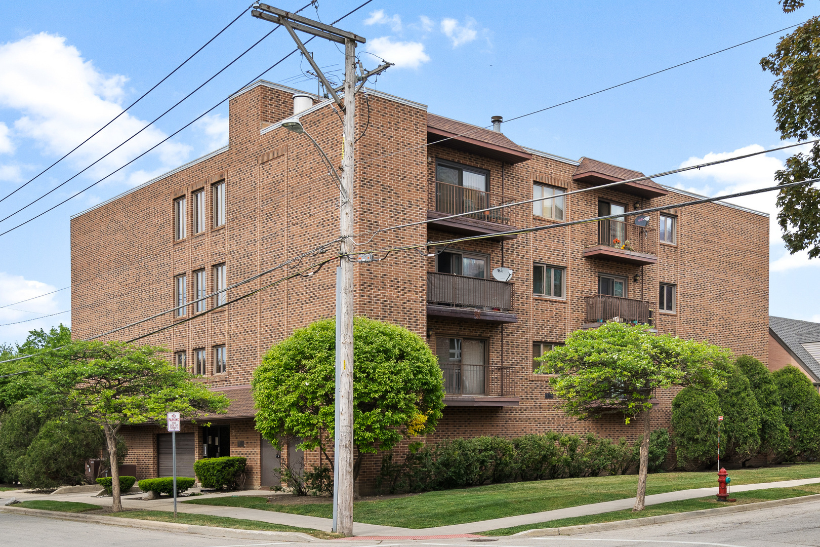 Property Photo: 1302 E Washington Street A2 IL 60016
