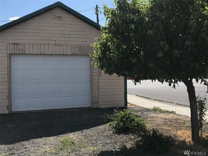 Property Photo:  715 SW 1st Avenue  WA 98848 