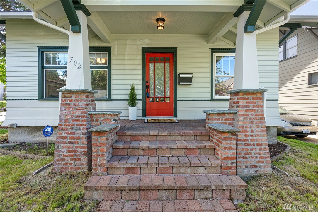 Property Photo:  702 N Pine St  WA 98406 