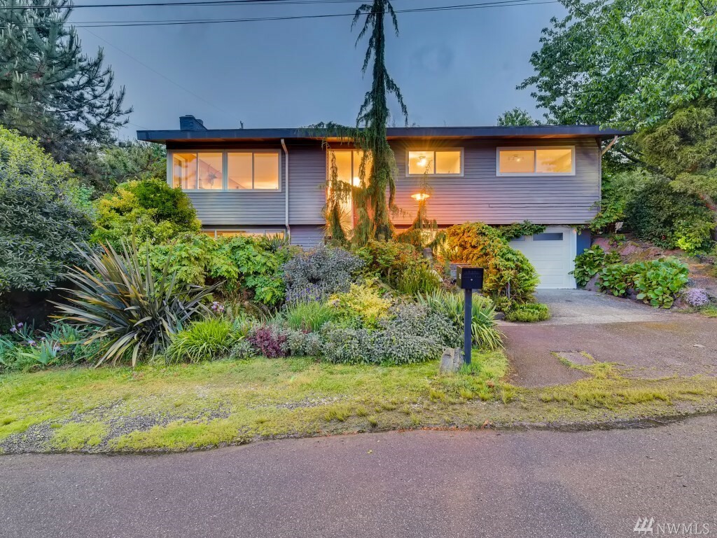 Property Photo:  3520 S Thistle St  WA 98118 