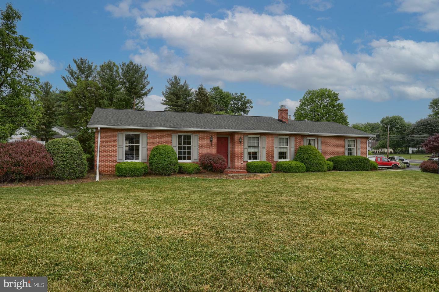 Property Photo:  405 Oaklyn Road  PA 17042 