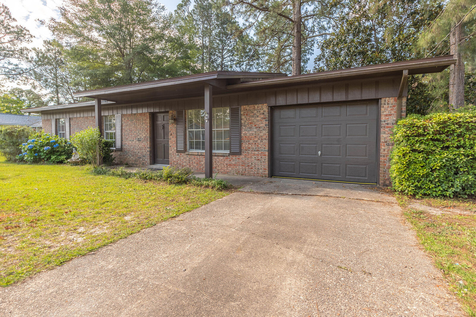 Property Photo: 802 Meadow Lane FL 32547