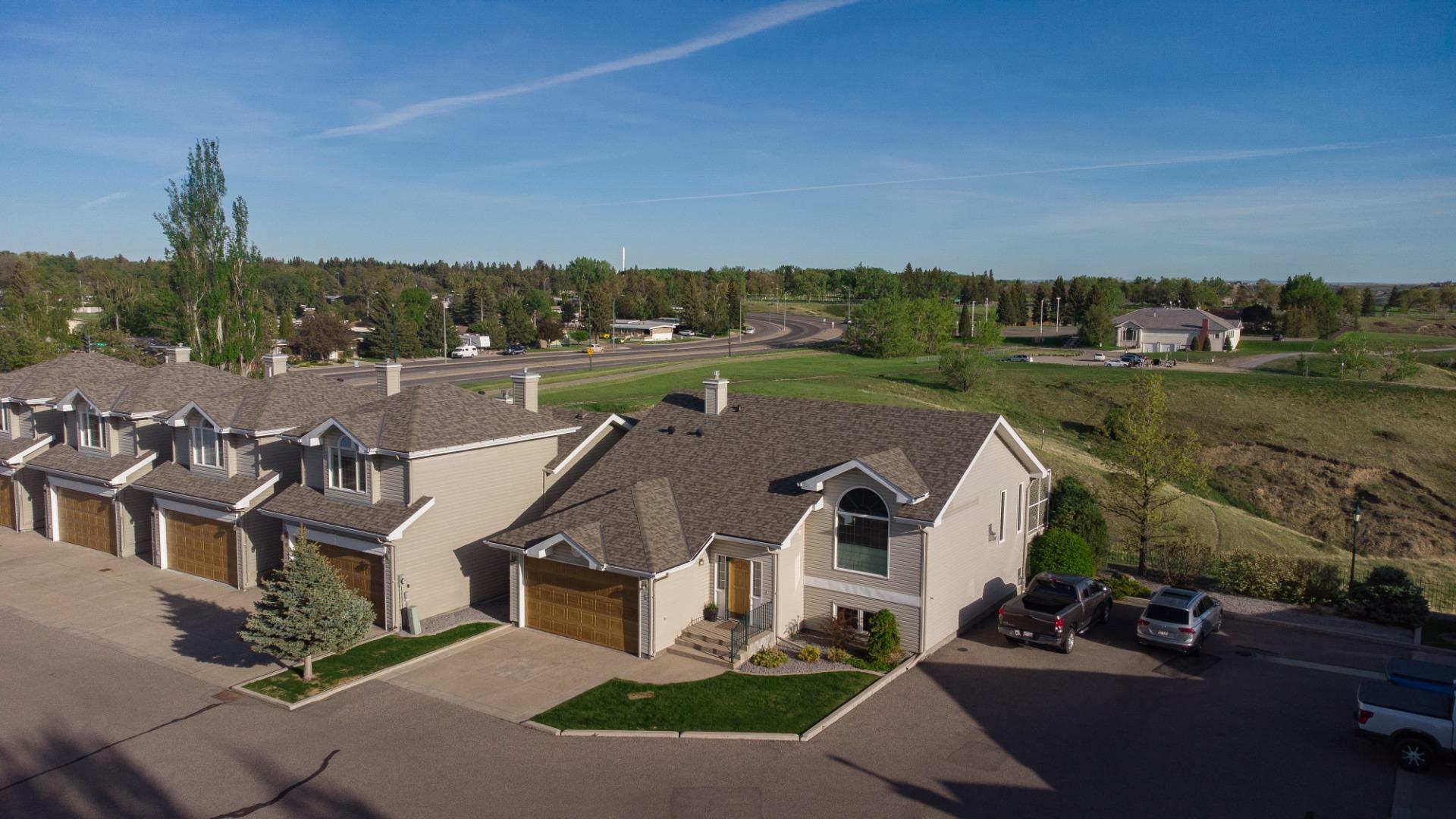 Property Photo: 5, 990 Scenic Drive S 5 AB T1J 4R7