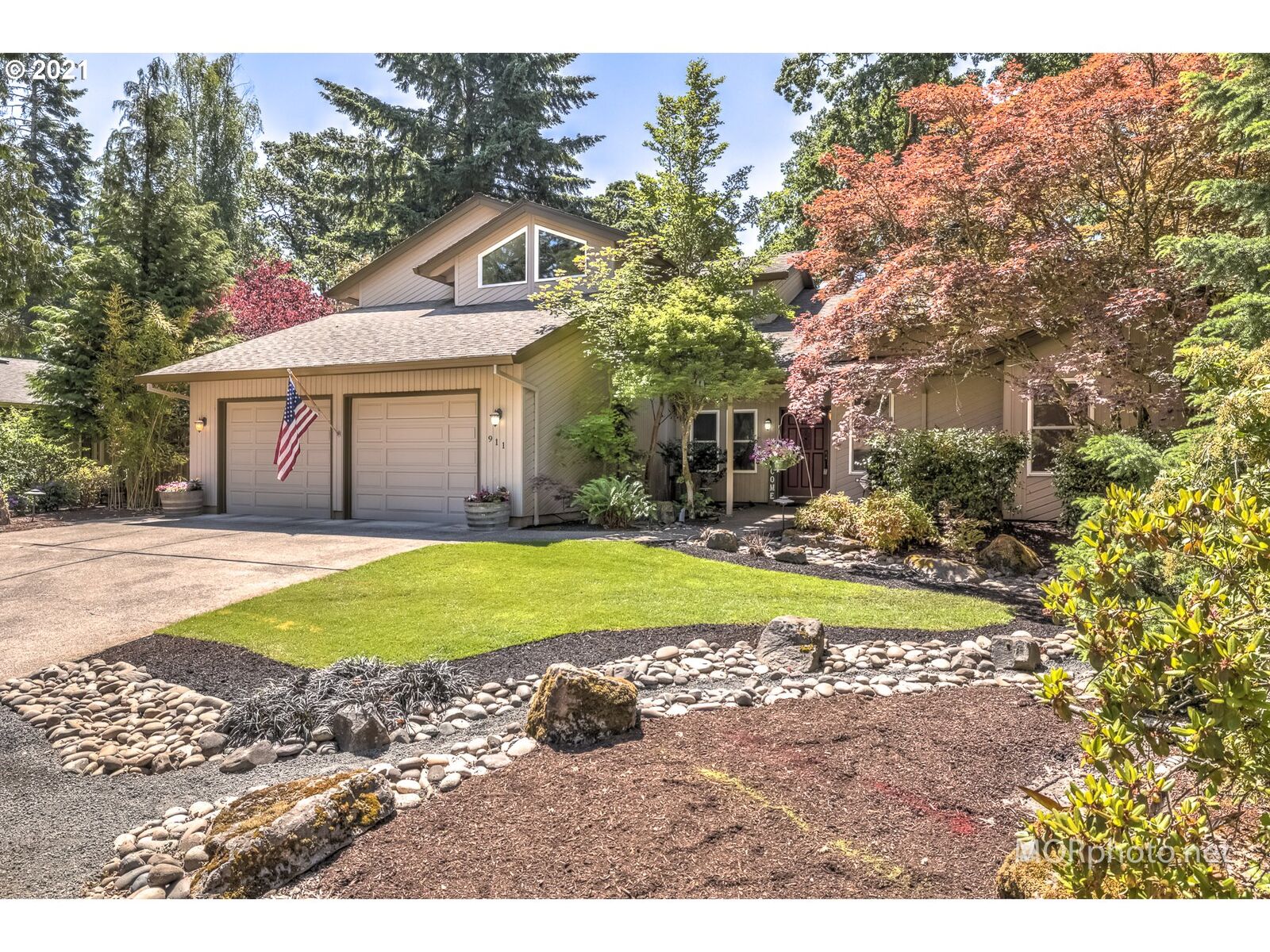 Property Photo:  911 NE 3rd Ave  OR 97124 