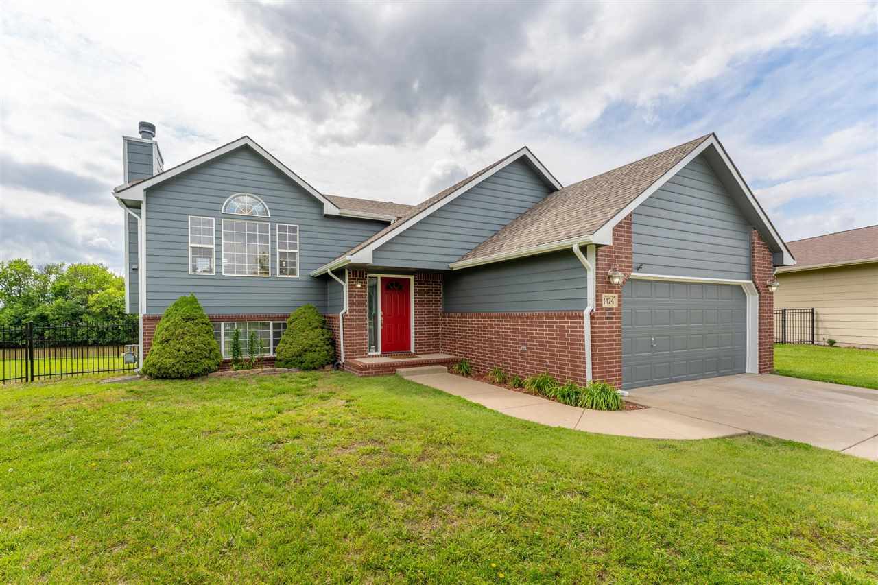 Property Photo:  1424 E Sunset Ct  KS 67052-8532 