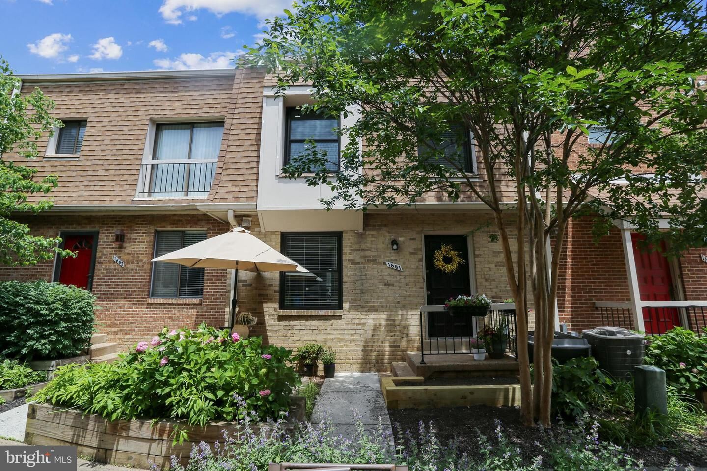 Property Photo: 1661 Kenwood Avenue VA 22302