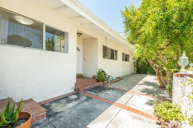 Property Photo:  22028 Tiara Street  CA 91367 