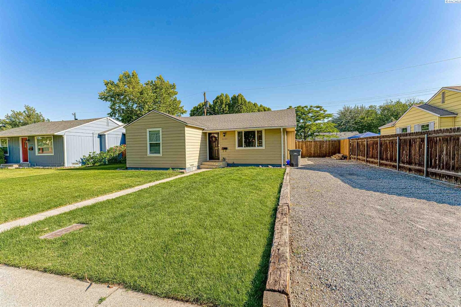 Property Photo:  1221 W 1st  WA 99336 