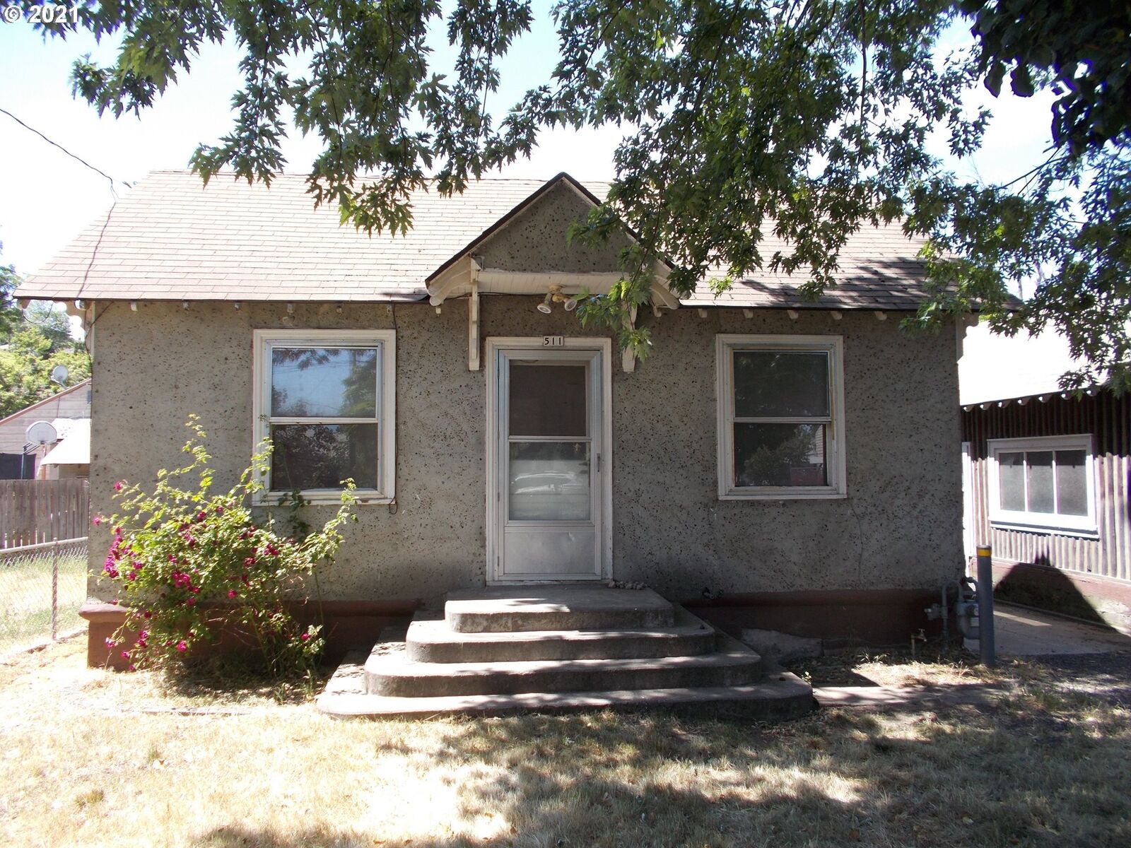 Property Photo: 511 SW 13th St OR 97801
