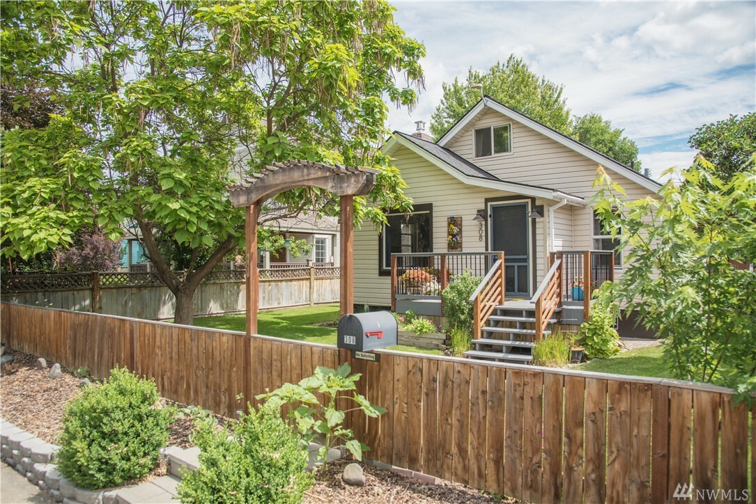 Property Photo:  308 S Pearl St  WA 98926 