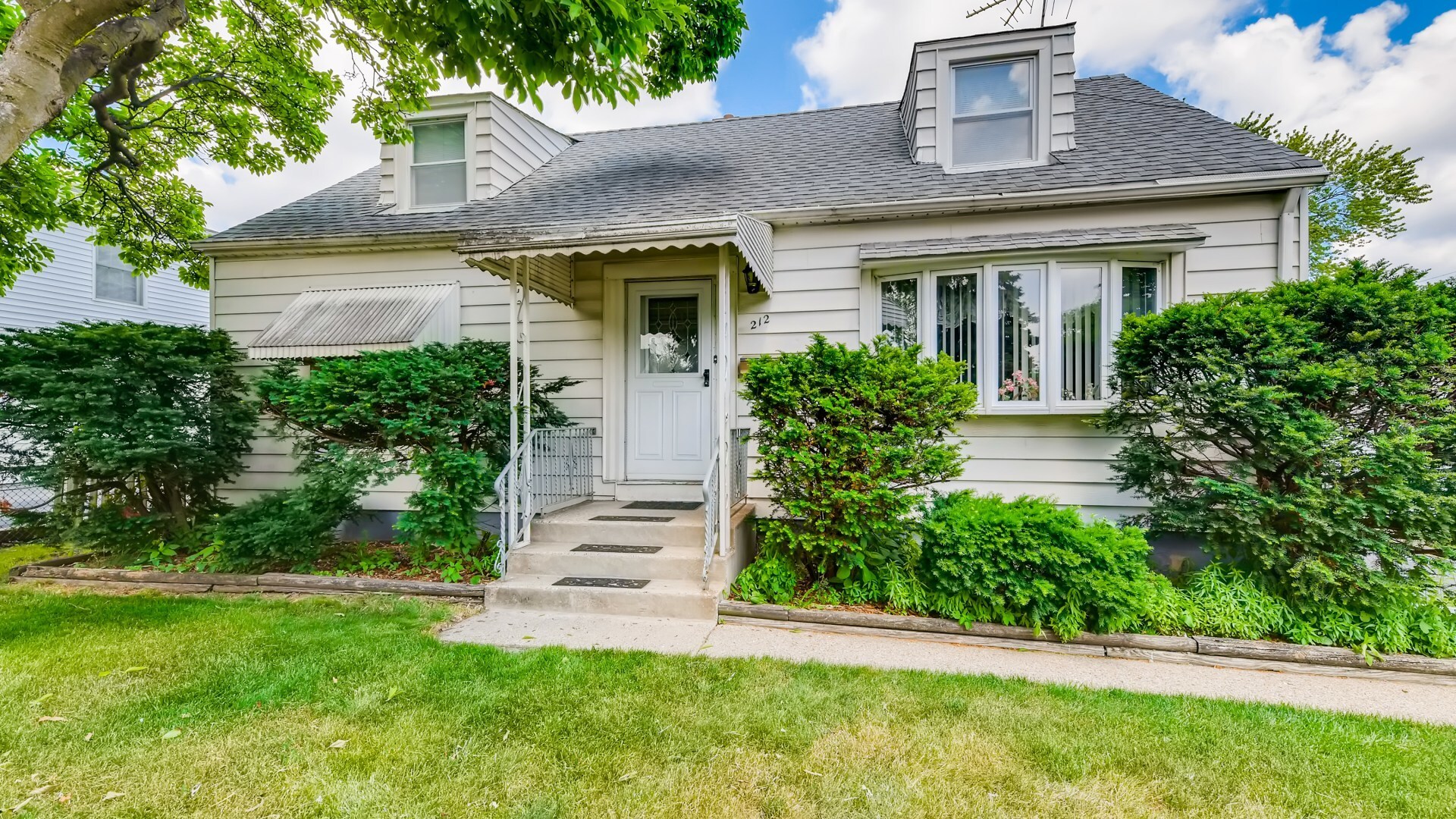 Property Photo:  212 Whitehall Avenue  IL 60164 
