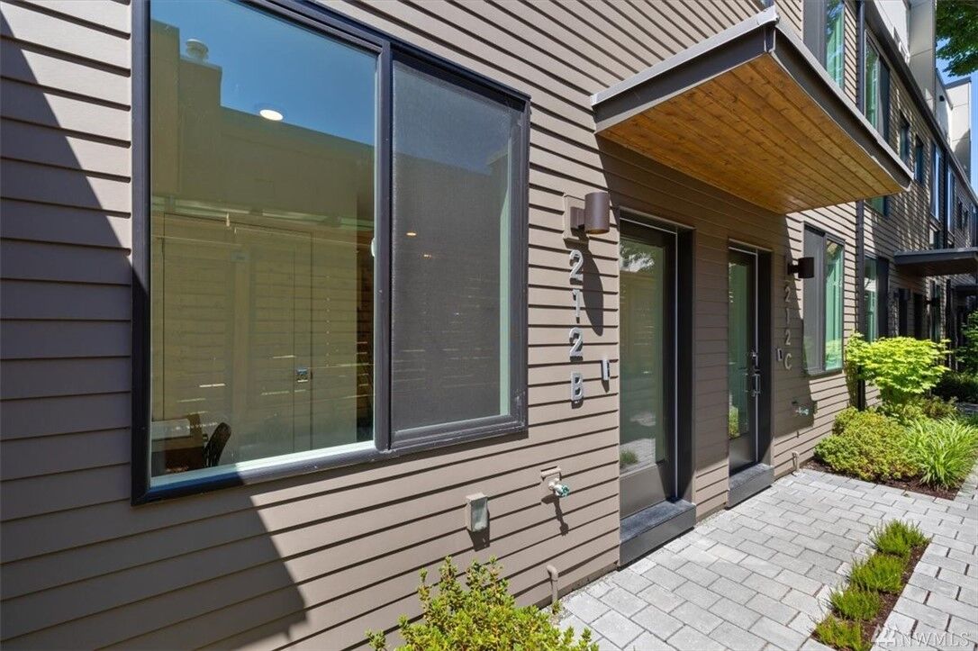 Property Photo:  212 18th Ave B  WA 98122 