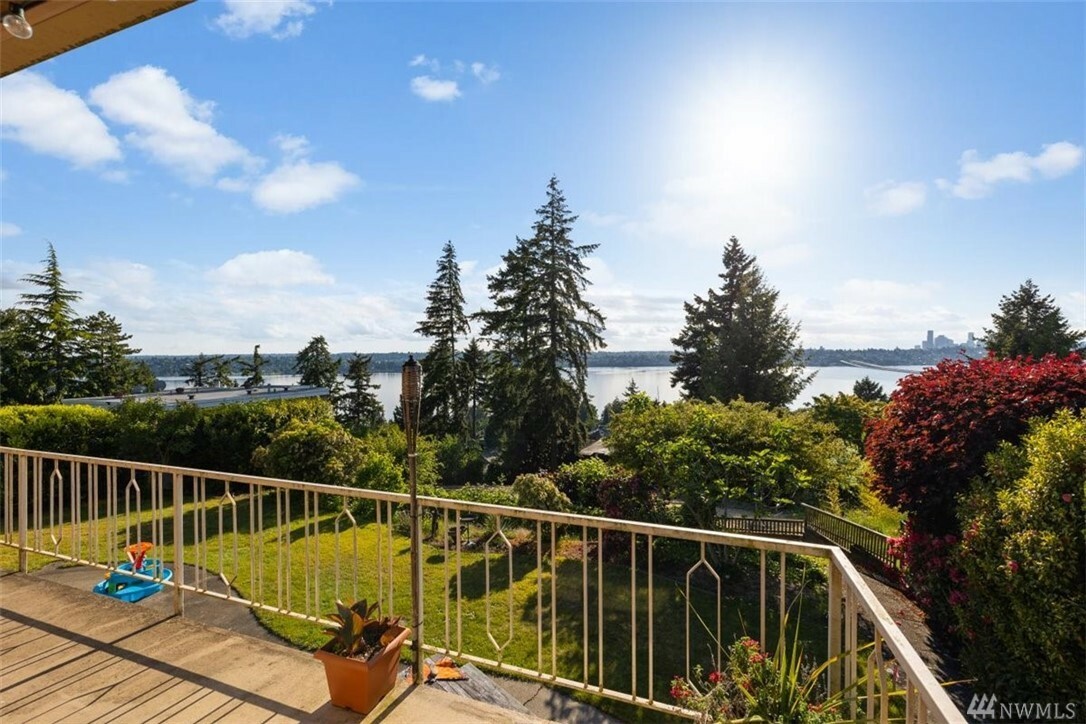 Property Photo:  3015 70th Ave SE  WA 98040 