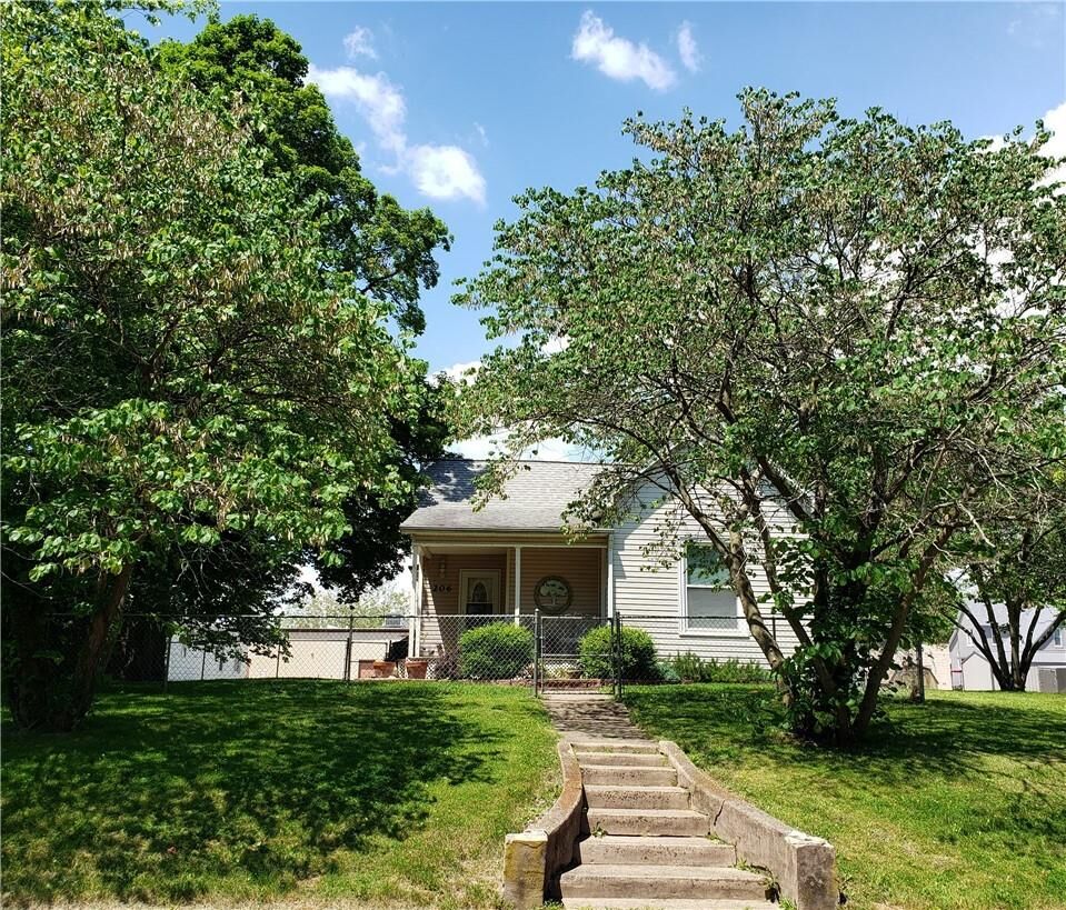 Property Photo:  206 N Washington Street  IL 62565 