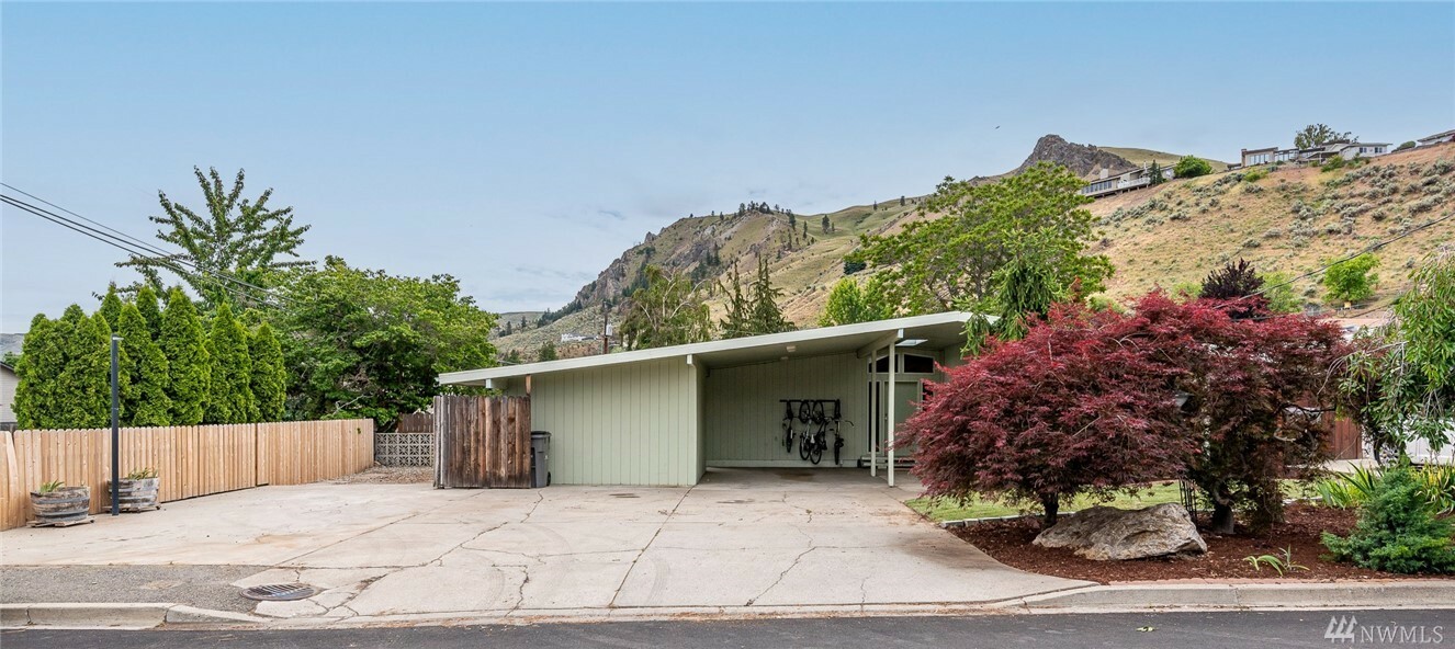 Property Photo: 1605 Pacific Lane WA 98801