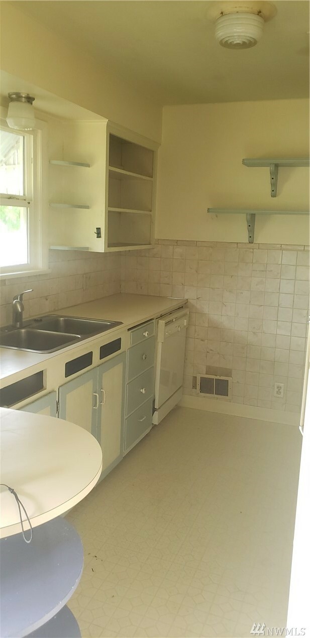 Property Photo:  2205 Trenton Ave  WA 98310 