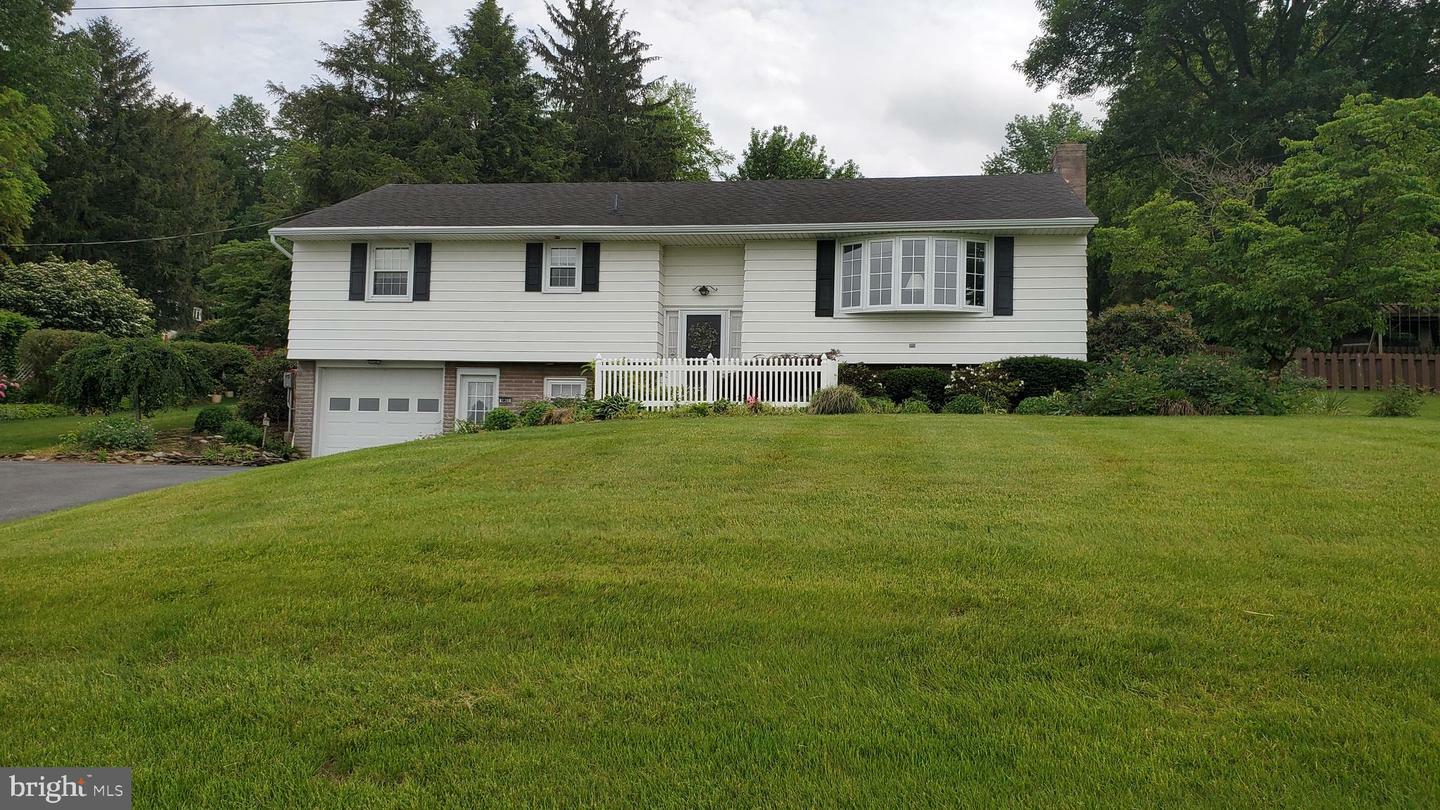 Property Photo:  226 Edgewood Drive  PA 17557 