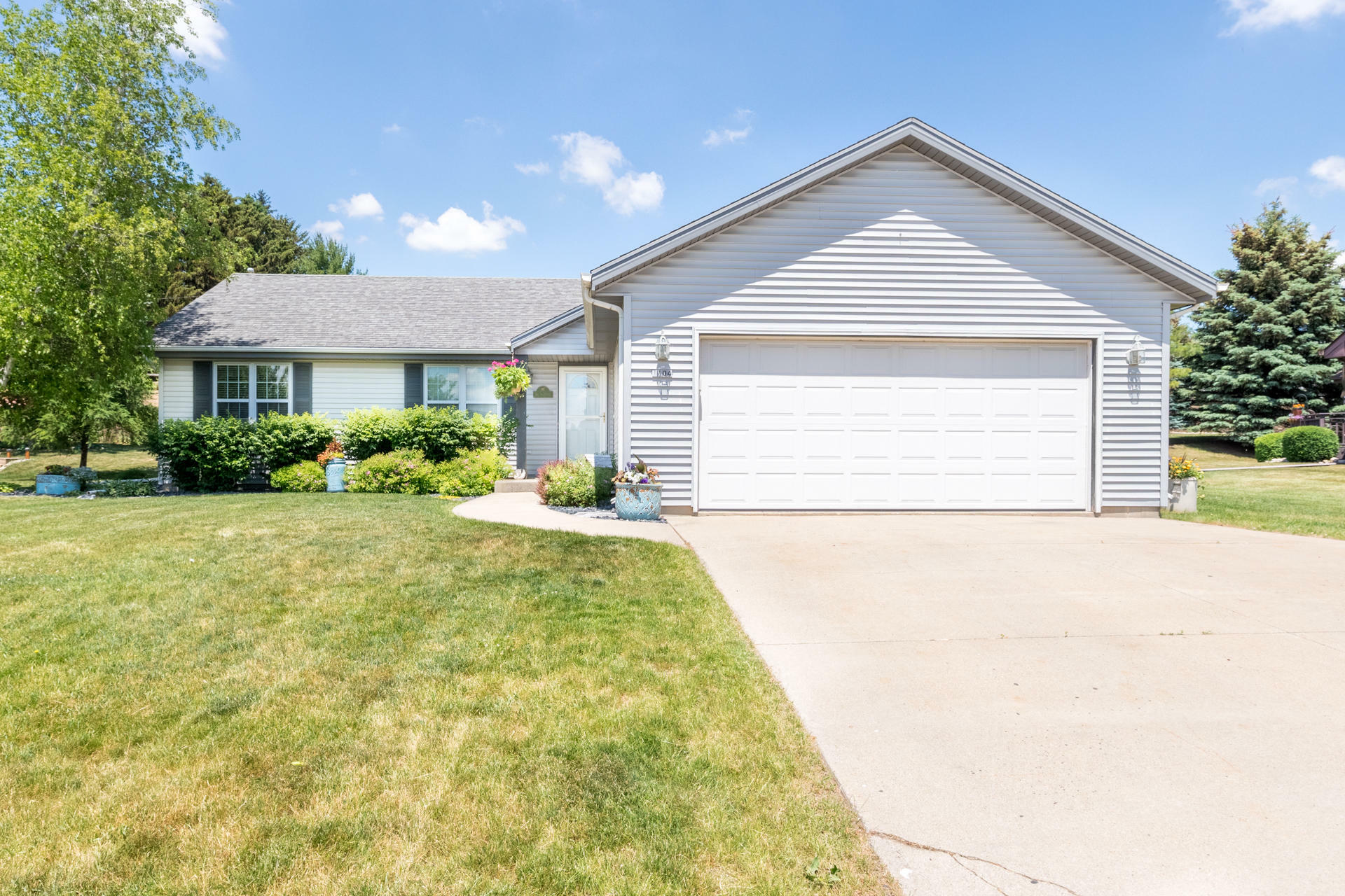 Property Photo:  1104 Garfield Ln  WI 53027 