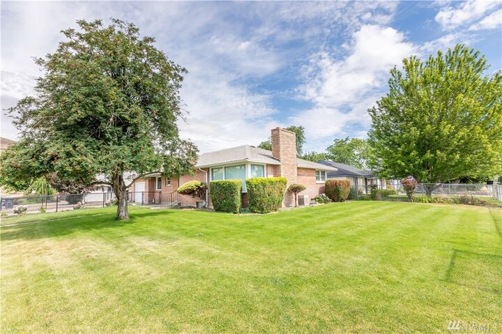 Property Photo: 325 SW 12th St WA 98823