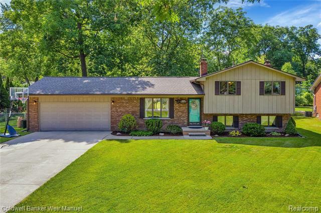 Property Photo: 25182 Dallas Dr MI 48138