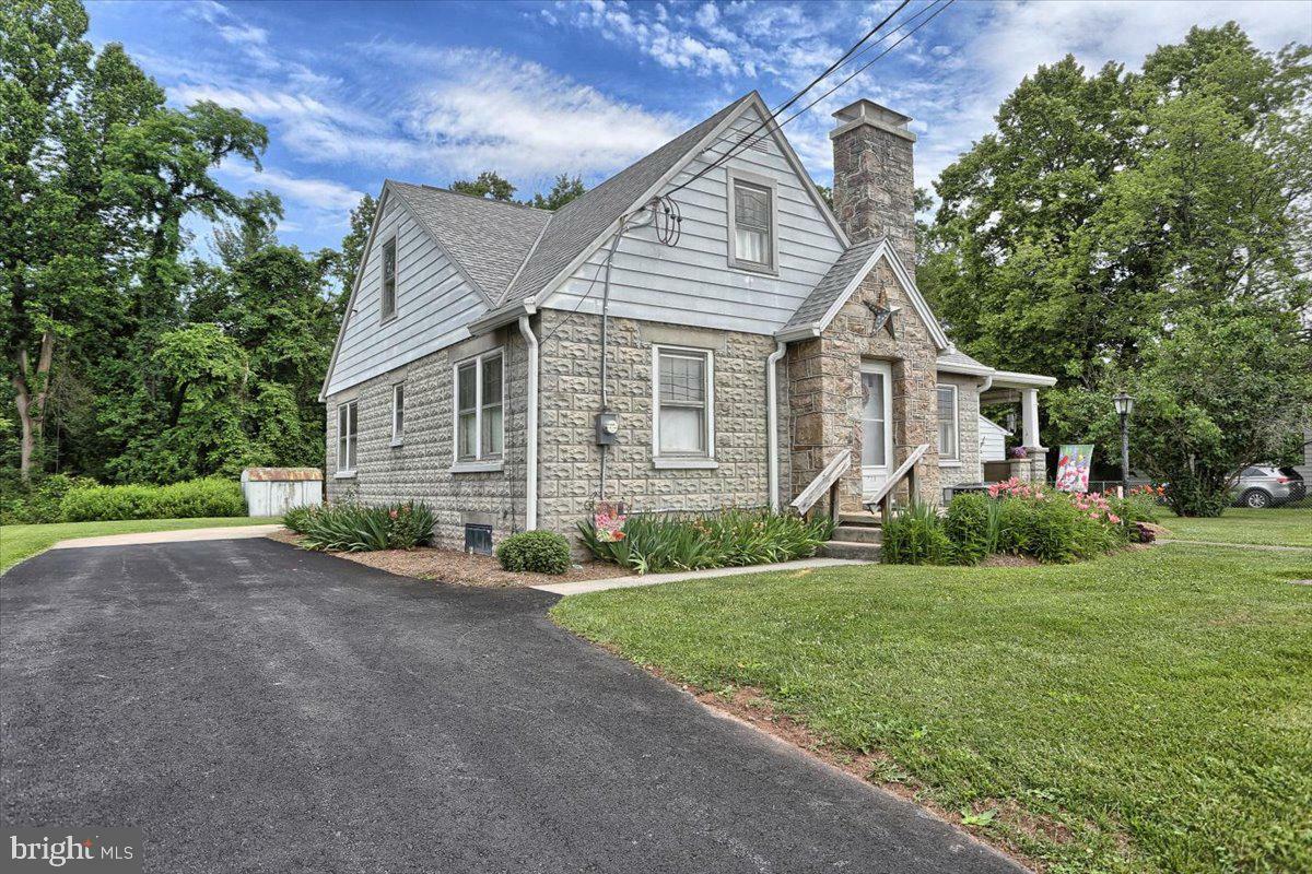 Property Photo:  739 Valley Street  PA 17053 