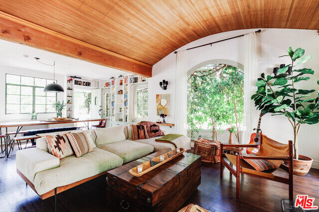 Property Photo:  2644  N Beachwood Dr  CA 90068 