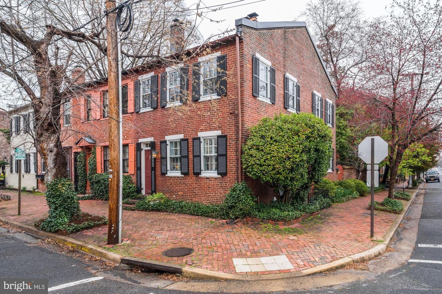 Property Photo:  301 Queen  VA 22314 