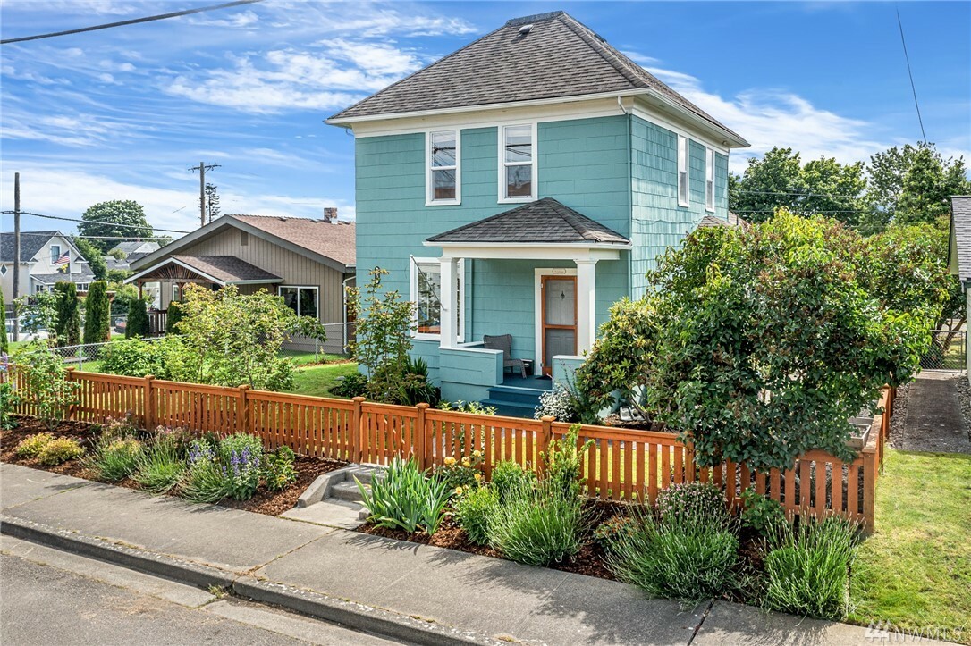 Property Photo:  2307 Fulton St  WA 98201 