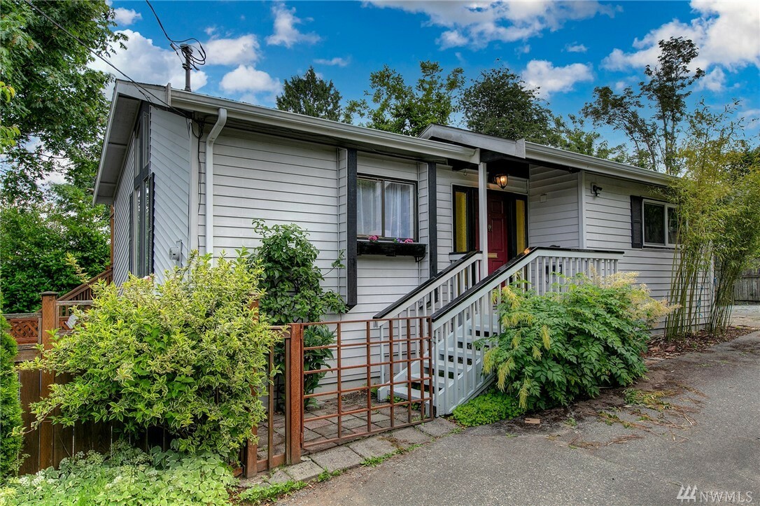 Property Photo:  2615 E Olive St  WA 98122 