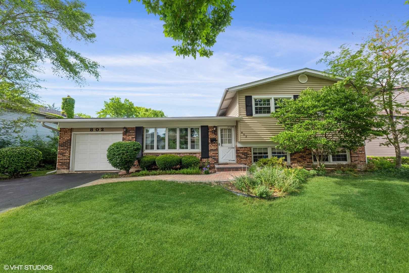 Property Photo:  802 W Tanglewood Drive  IL 60004 