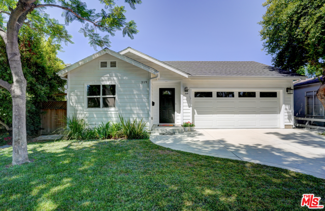 Property Photo:  219  N Beachwood Dr  CA 91506 