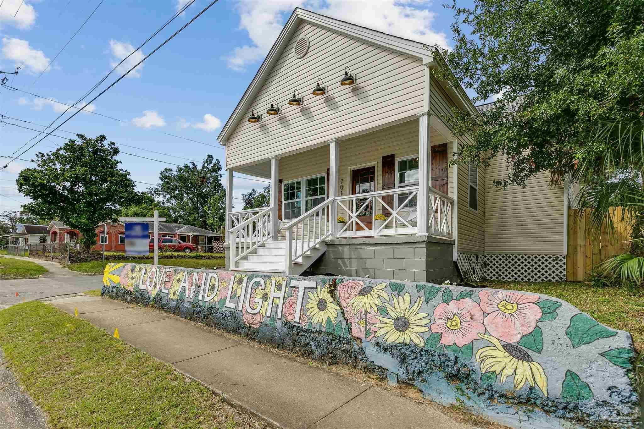 Property Photo: 701 N E St FL 32501