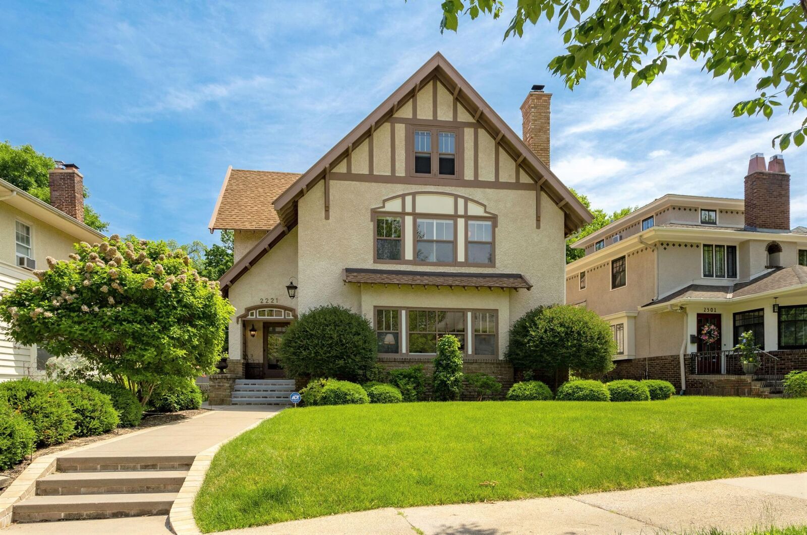 Property Photo:  2221 Oliver Avenue S  MN 55405 