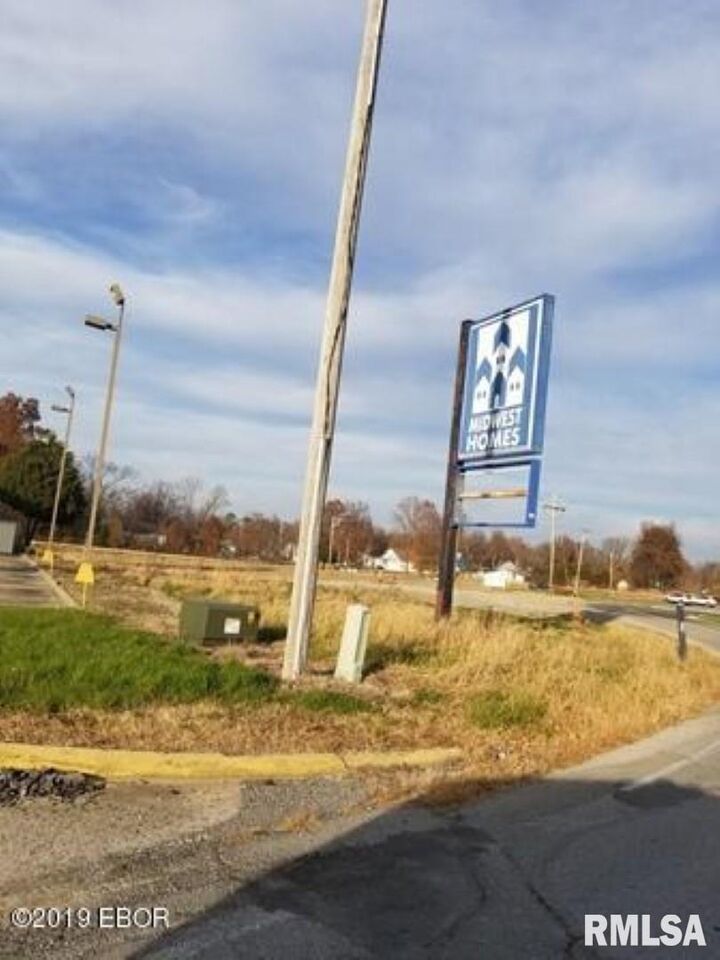 000 E Plaza Drive  Carterville IL 62918 photo