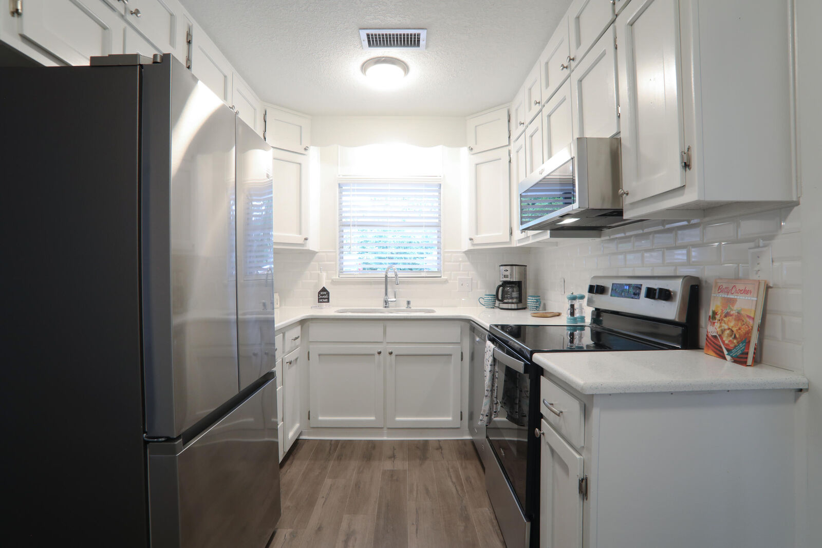 Property Photo:  332 Hollywood Boulevard  FL 32548 