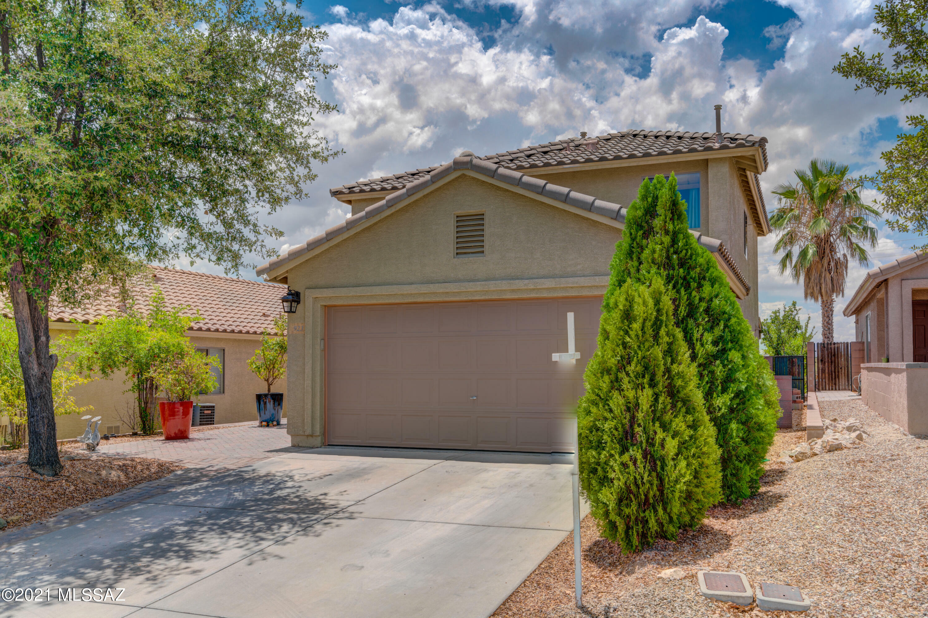 Property Photo:  923 W Calle Barranca Seca  AZ 85614 