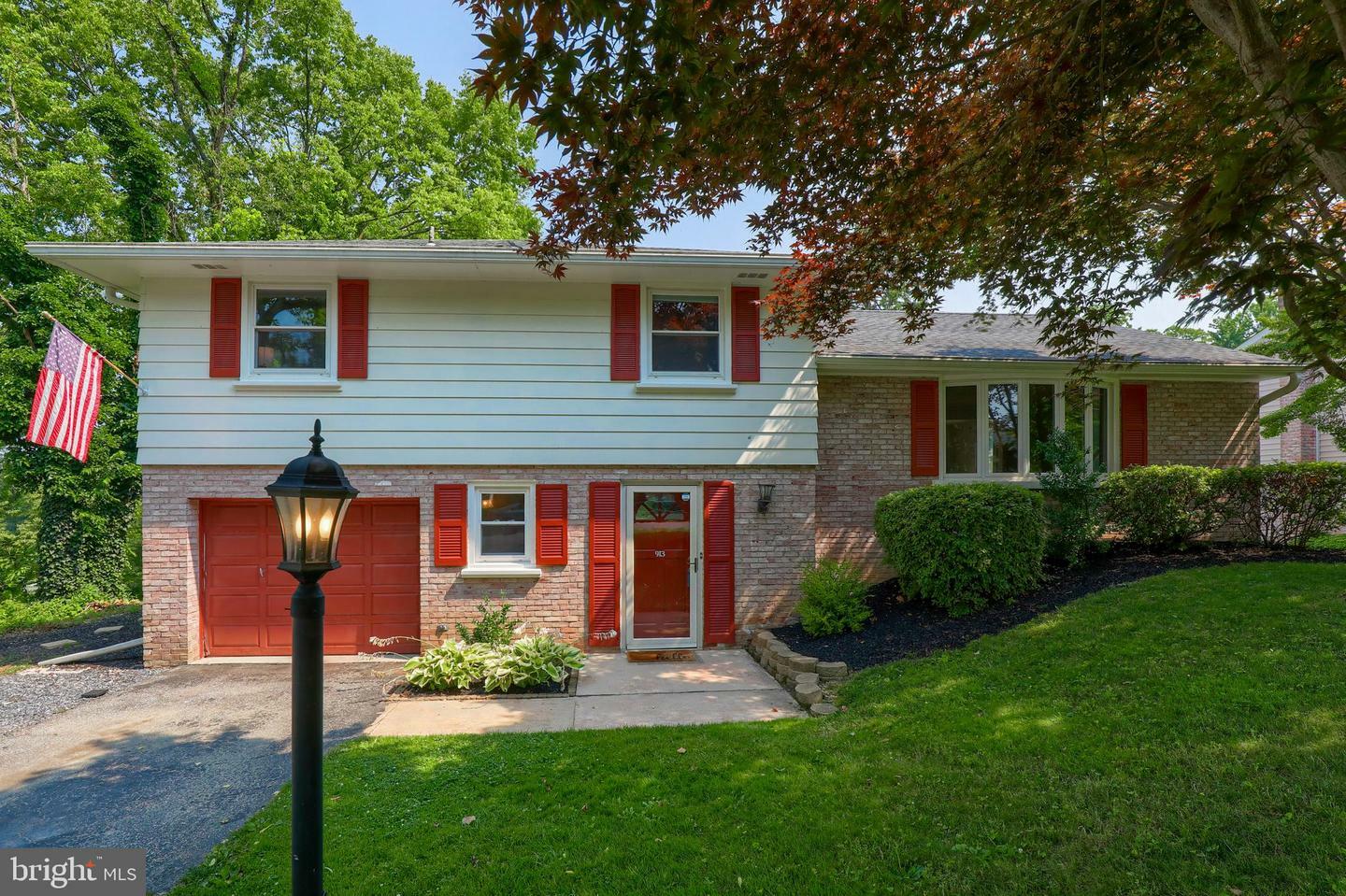 Property Photo:  913 Sherry Lane  PA 17601 