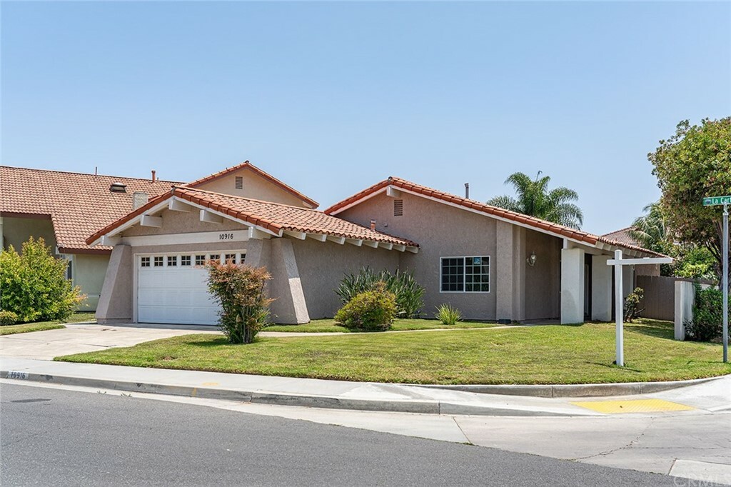 Property Photo:  10916 La Carta Avenue  CA 92708 