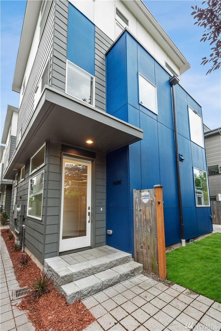 Property Photo: 5628 Fauntleroy Wy SW C WA 98136