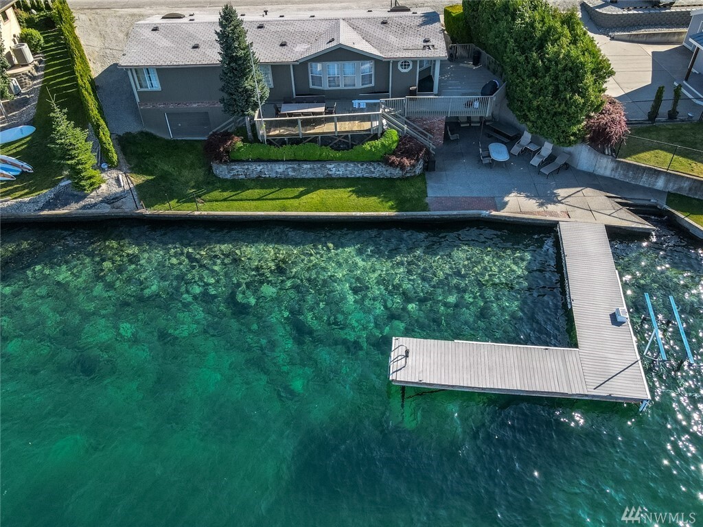 Property Photo: 1308 S Lakeshore Rd WA 98816